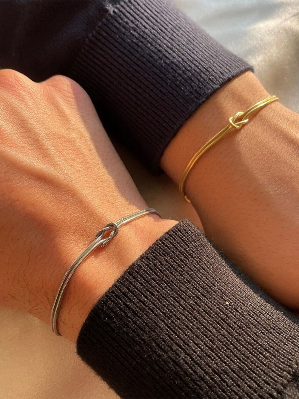 CÉLOIR Saphera Armband aus Edelstahl mit filigranem Knotendesign in Gold und Silber an zwei Handgelenken